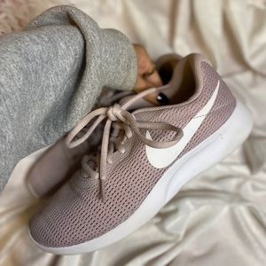 light pink nike tennis shoes